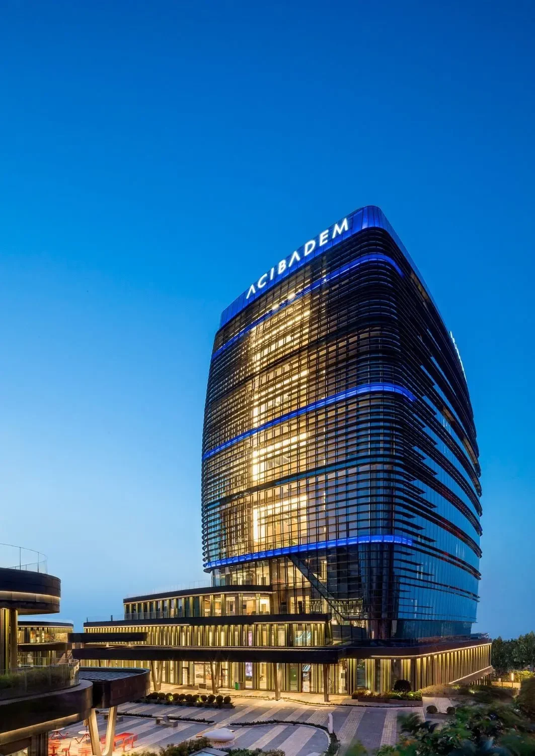 Acıbadem Ataşehir — cephe görünümü 1