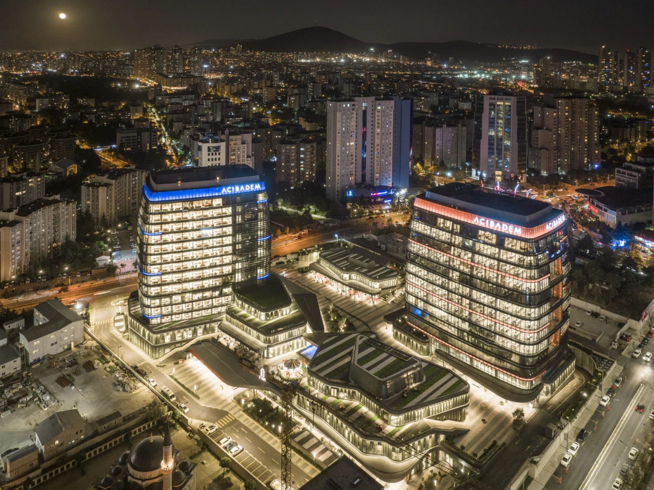 Acıbadem Ataşehir — gece genel görünümü