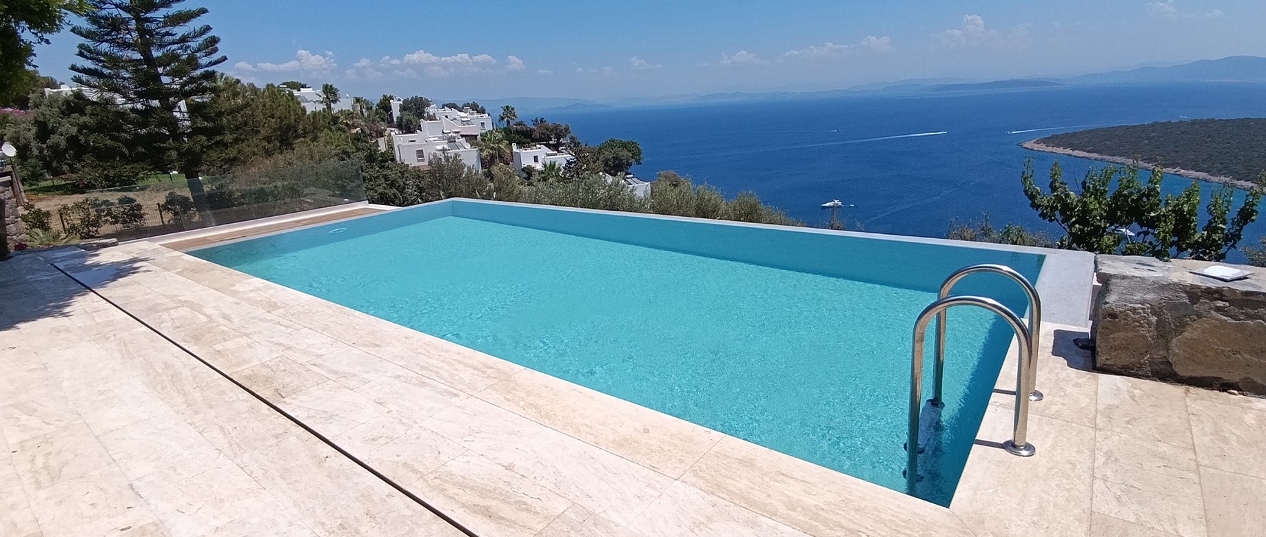 CA Evi — havuz ve deniz manzarası