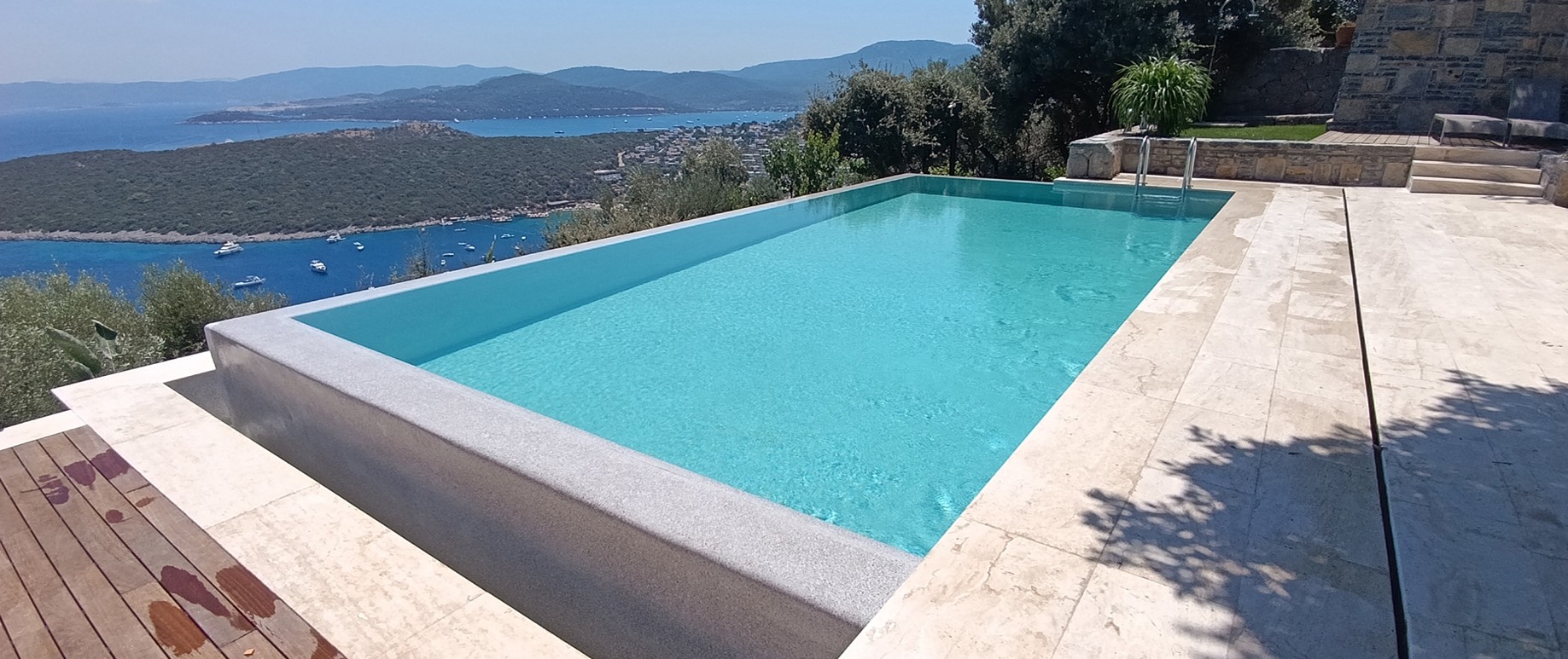 CA Evi — Havuz ve teras görünümü