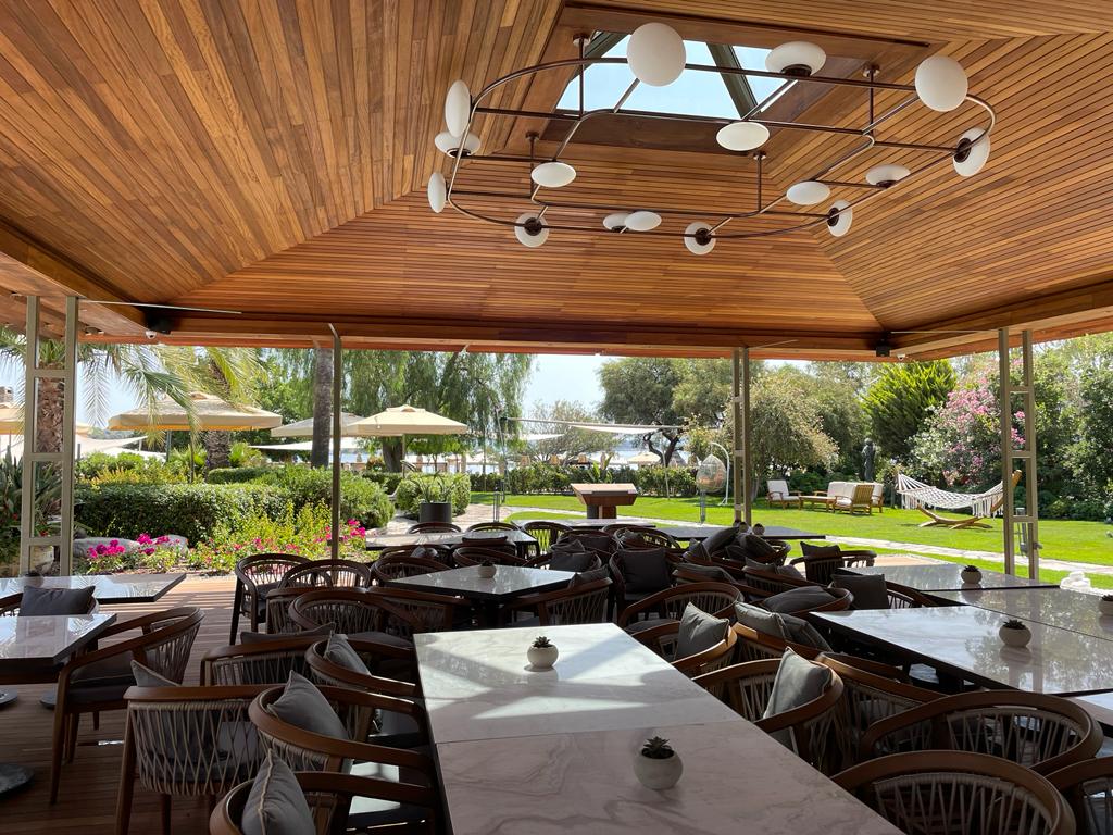 Divan Otel Türkbükü — Restoran iç mekânı ve bahçe ile ilişkisi