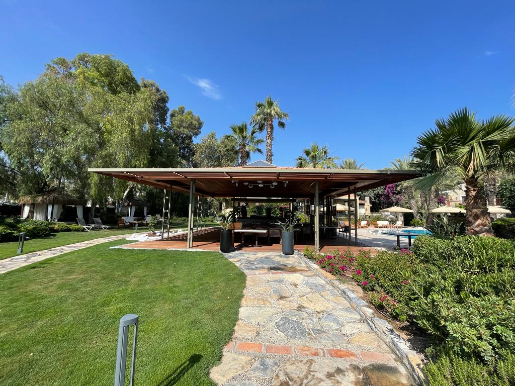 Divan Otel Türkbükü — Restoranın bahçeden görünümü