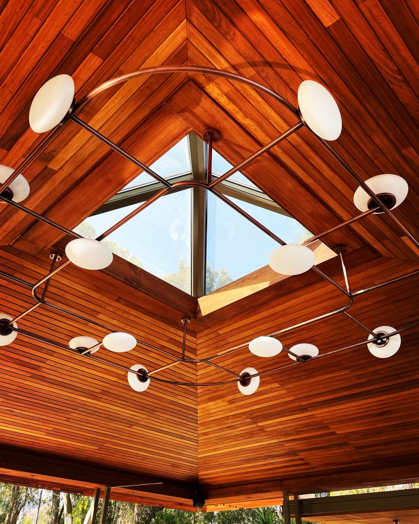 Divan Otel Türkbükü — Ahşap tavan ve aydınlatma detayı
