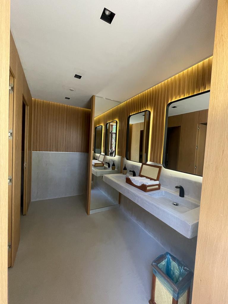 Divan Otel Türkbükü — WC lavabo alanı ve malzeme detayları