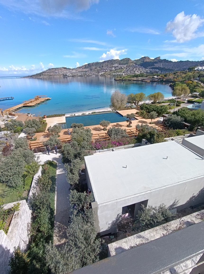 Edition Bodrum — Otelin ve kıyının genel görünümü