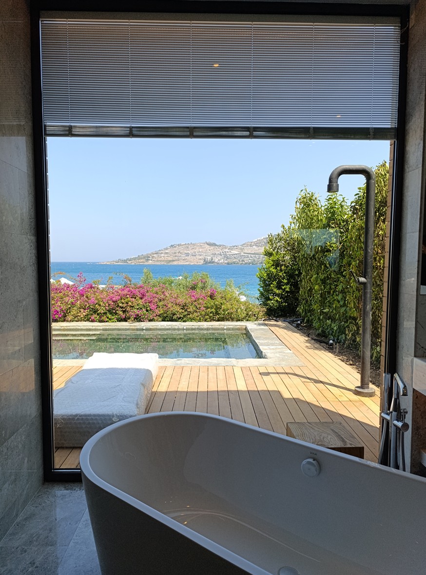 Edition Bodrum — Deniz manzaralı banyo ve teras ilişkisi