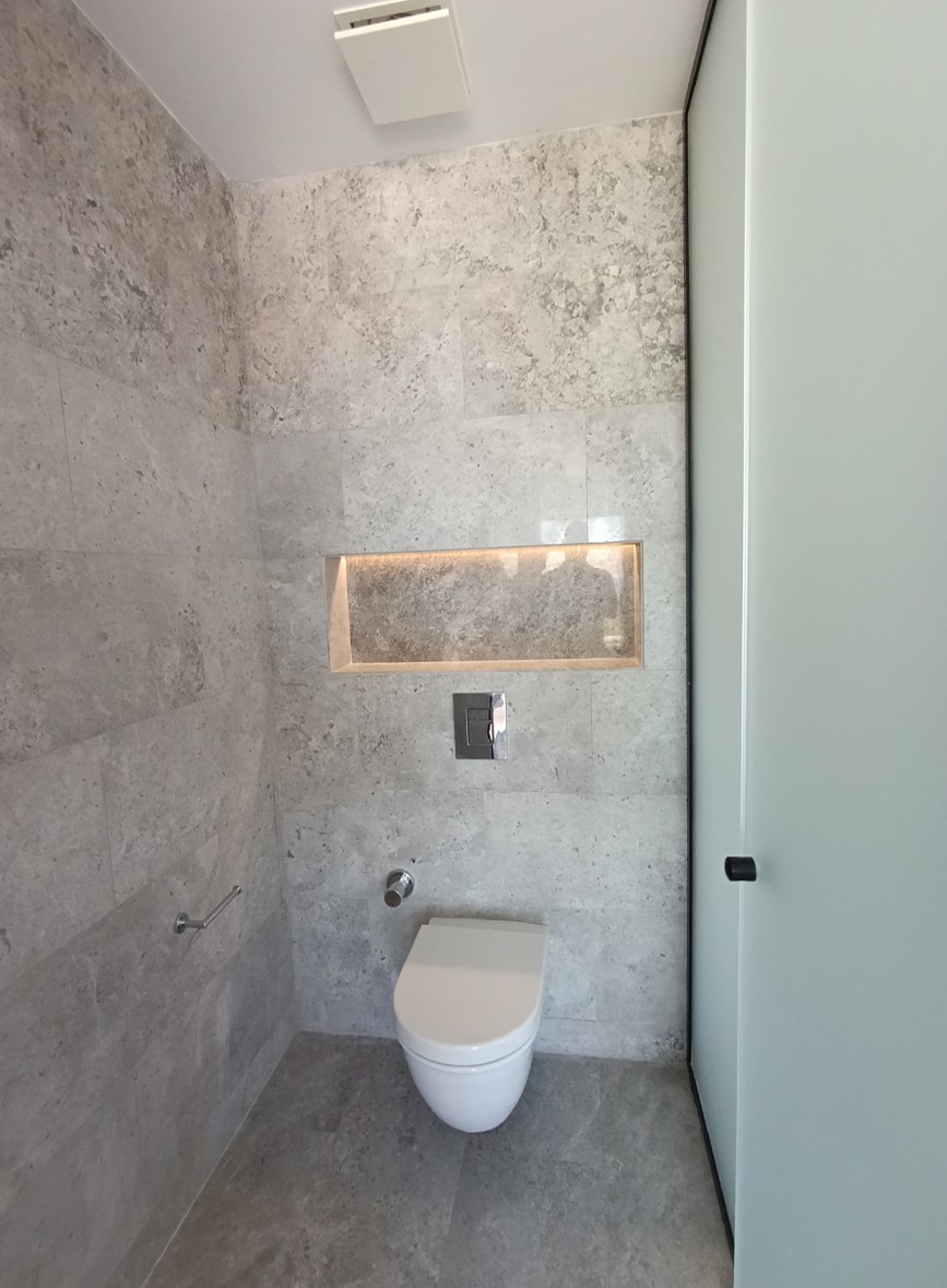 Edition Bodrum — WC alanı ve taş kaplama detayları
