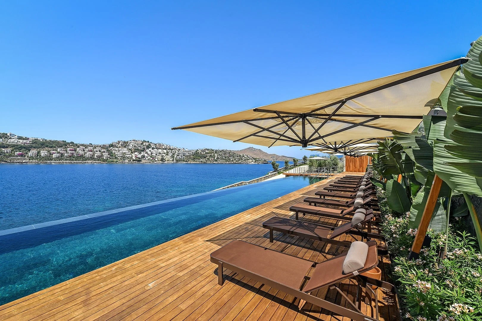 Epique Island — deniz manzaralı havuz terası