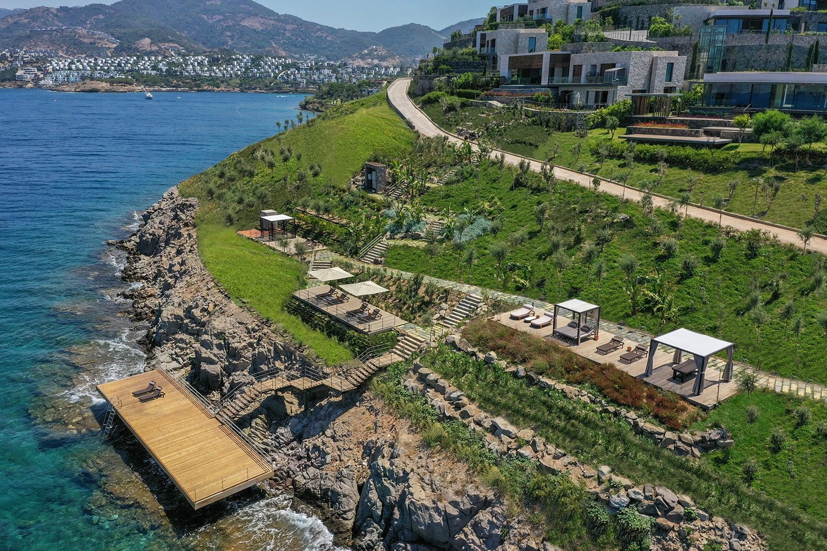 Epique Island — kıyı peyzajı ve iskele