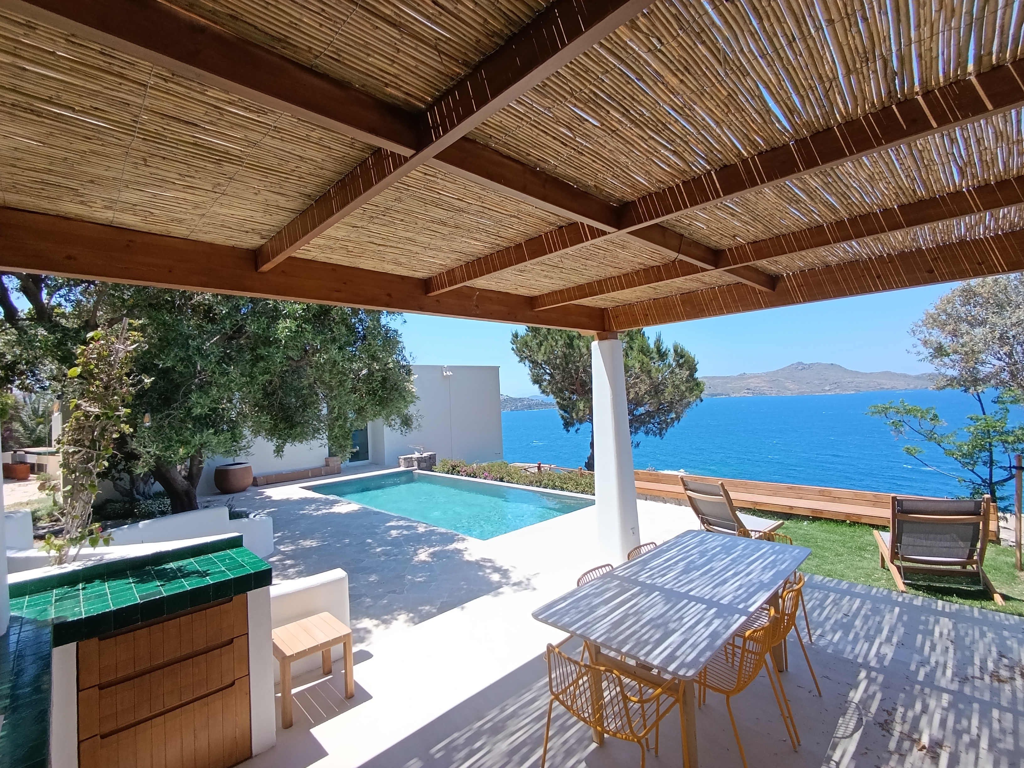 EYC Evi — pergola, havuz ve deniz