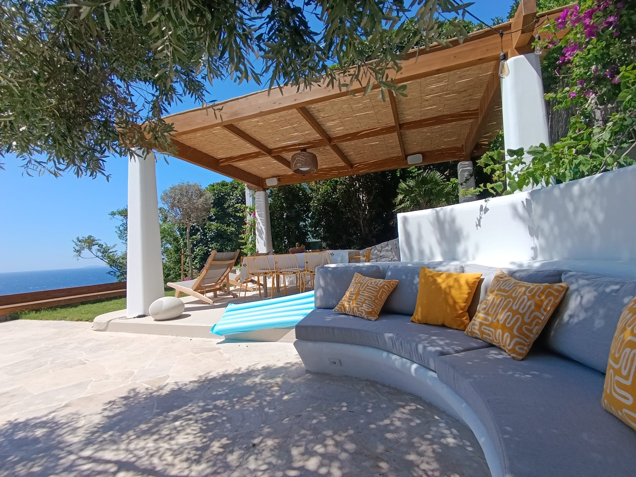 EYC Evi — Pergola ve oturma alanı
