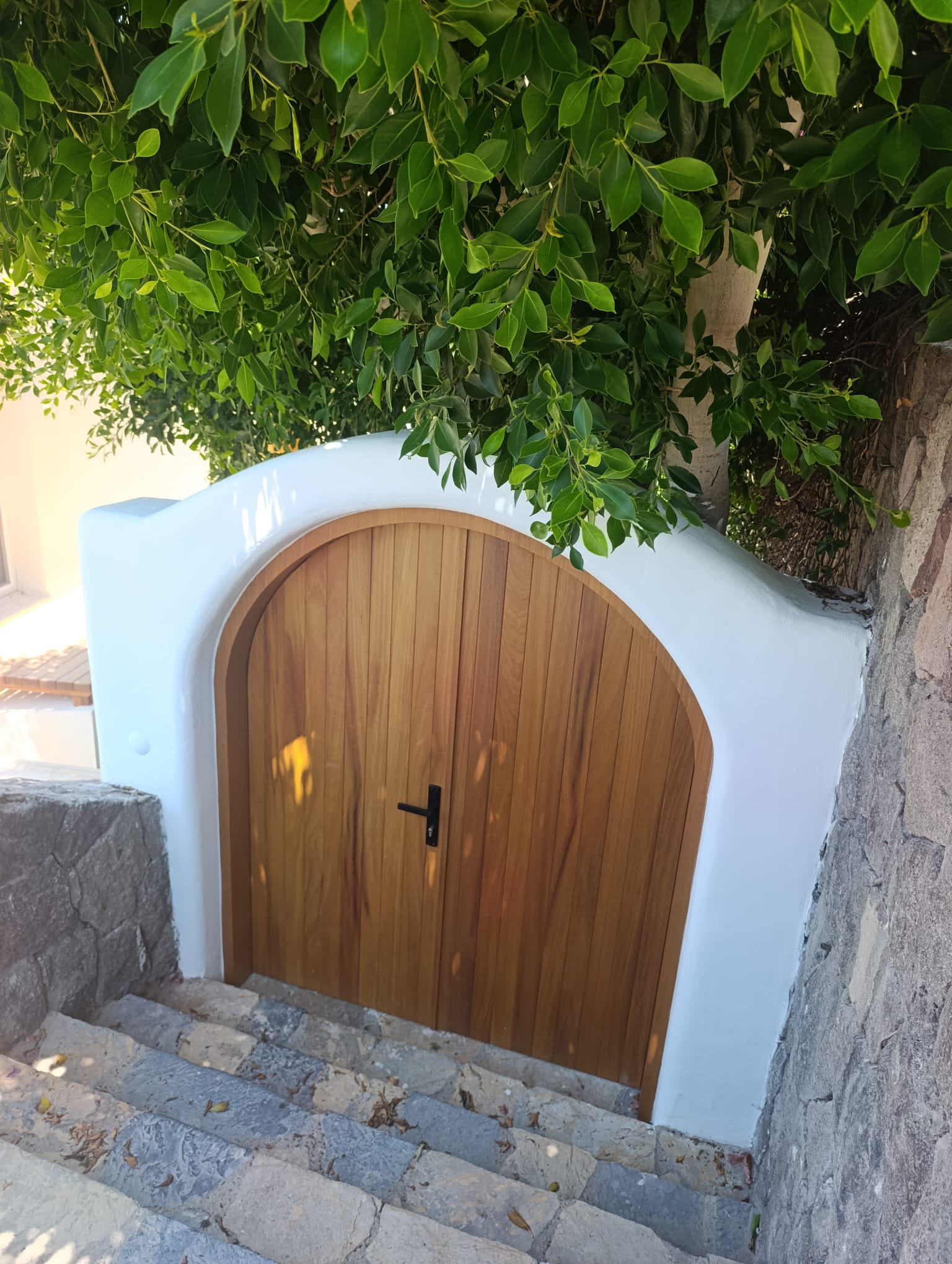 EYC Evi — Bahçe kapısı