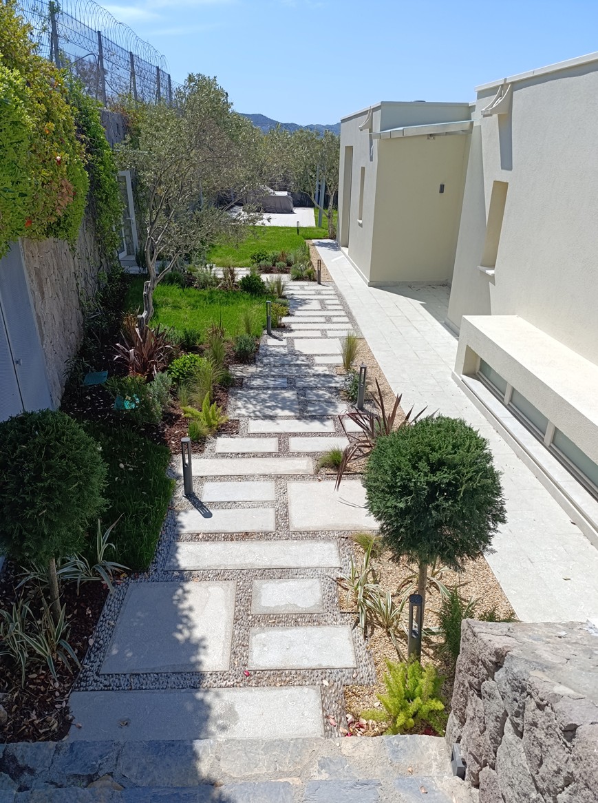 GGY Evi — Peyzaj ve yürüyüş yolu