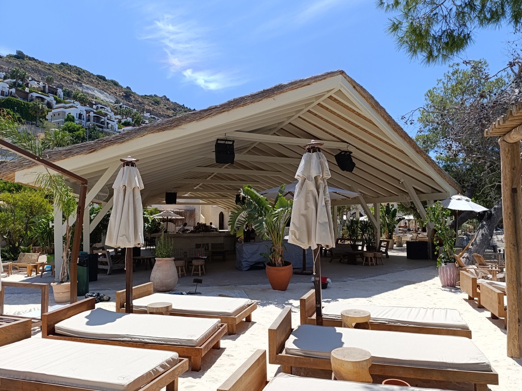 Momo Beach — Plaj ve açık bar genel görünümü