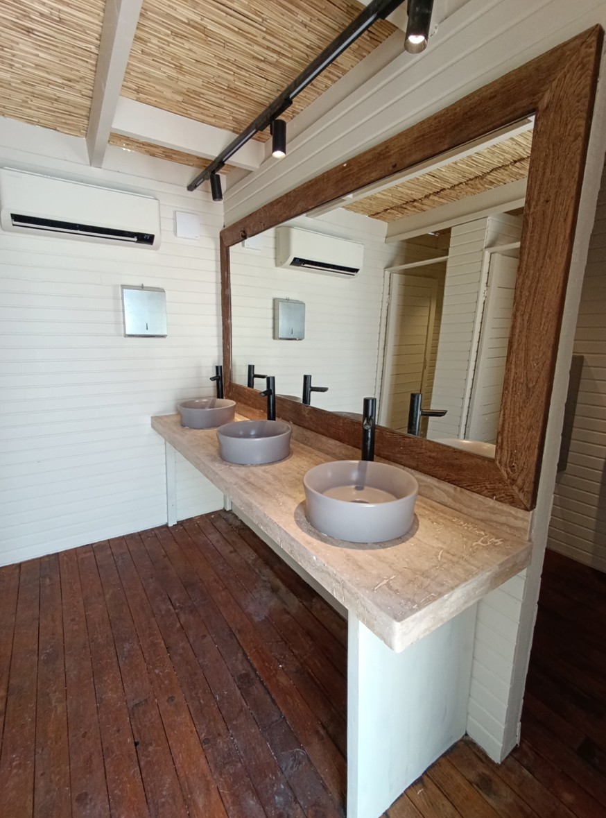 Momo Beach — Lavabo alanı ve ahşap detaylar