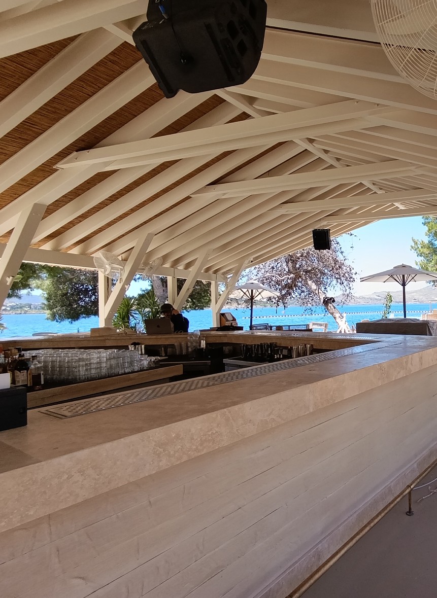 Momo Beach — Bar ve çatı strüktürü