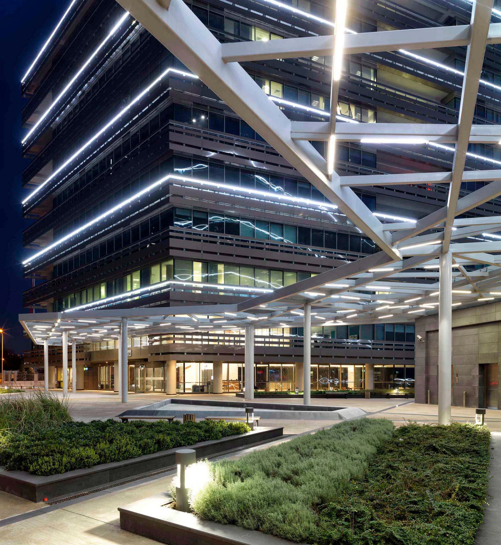 Küçükyalı Ofis Park — peyzaj ve giriş alanı