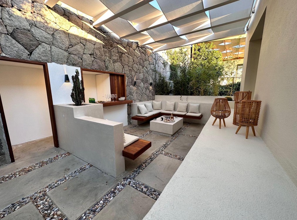 RS Evi — açık yaşam ve bar alanı