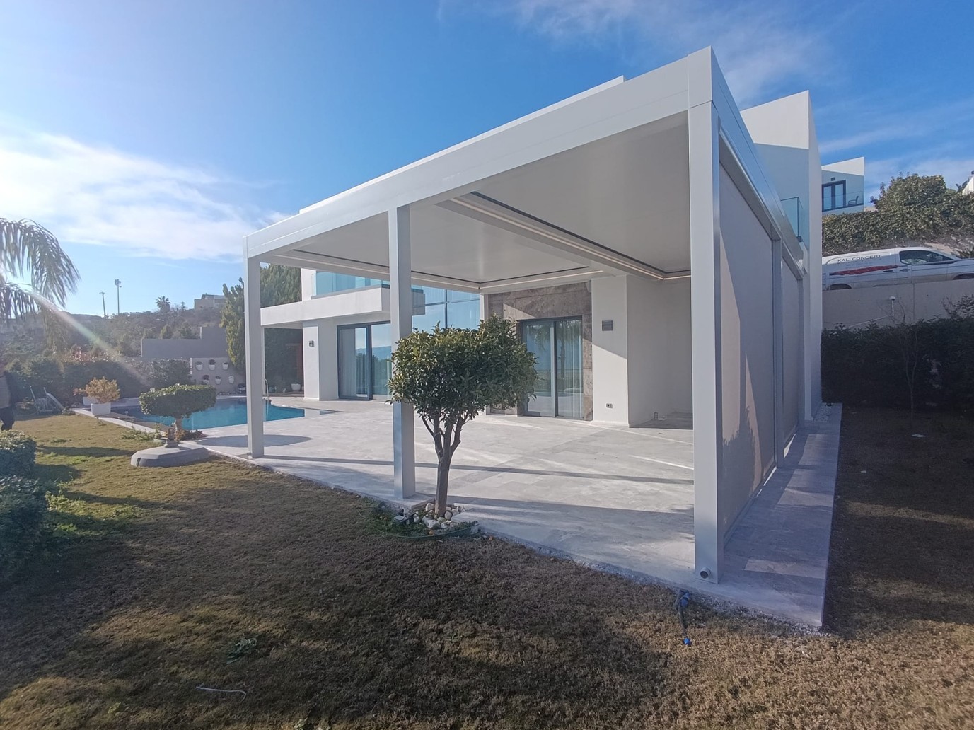 SA Evi — Tamamlanan biyoklimatik pergola ve bahçe